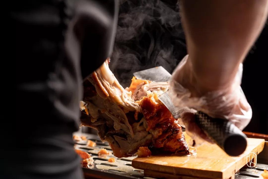 杭州in羲和一周年庆上新钢管舞冠军明星片鸭师助阵上演烤鸭的诱惑