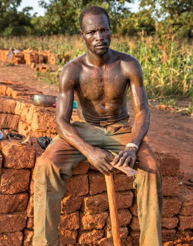 纹面上下嘴唇穿孔插木习俗愿意去一探究竟吗