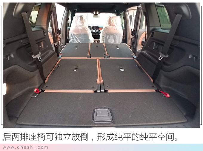 来到车辆后排,奔驰glb配有分段式全景天窗,下方还带有空调出风口,盖板