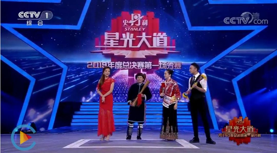 赵旺生(左二)在《星光大道》上介绍瑶族长鼓舞10月12日,赵旺生应湖南