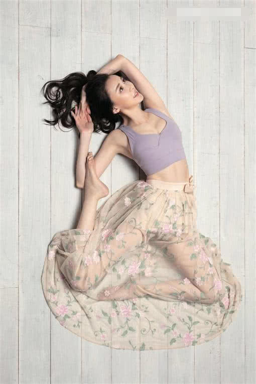 这个动作相信大部分人都做不出来,这样看来萧蔷的身材是真的很好,四肢