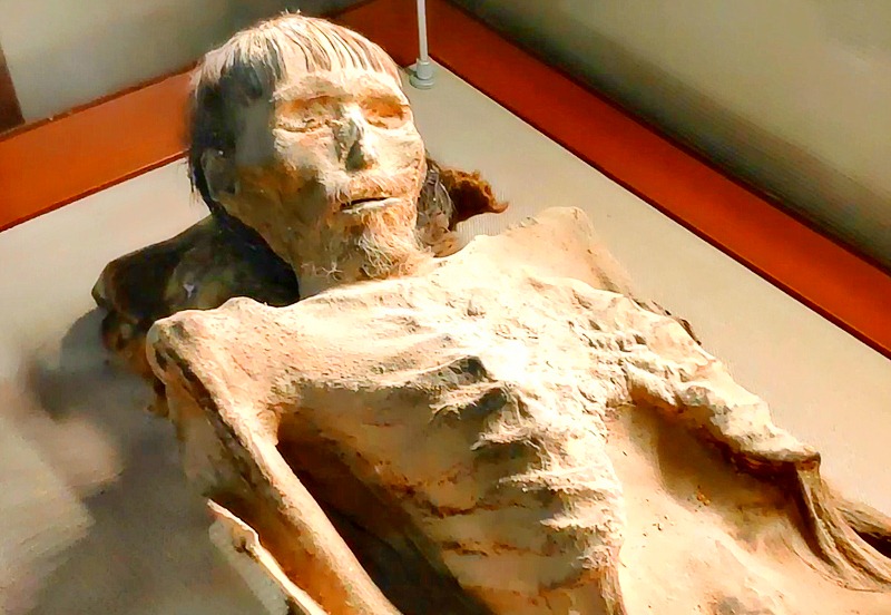 原创考古人员进入一座古墓,里面坐着一个盗墓贼,守着宝藏困了千年