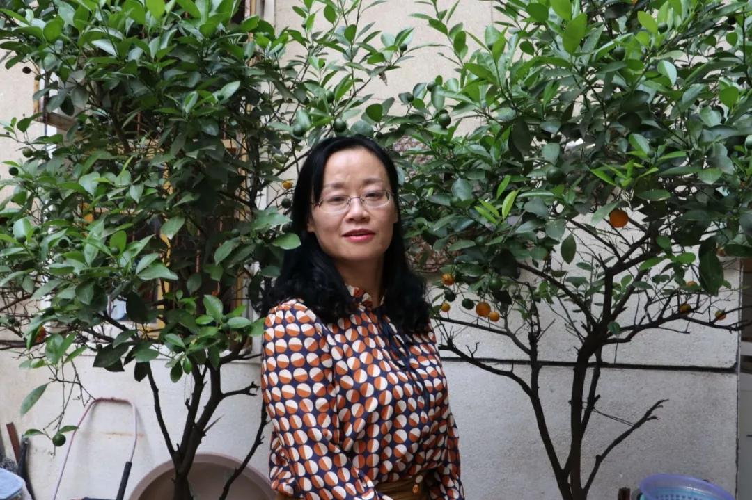 从事教师职业24年的小学语文老师曾慧为人师表,每上一节课,她都认真