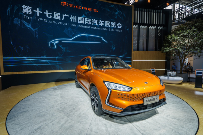 广州车展seres赛力斯展台上演橙色风暴