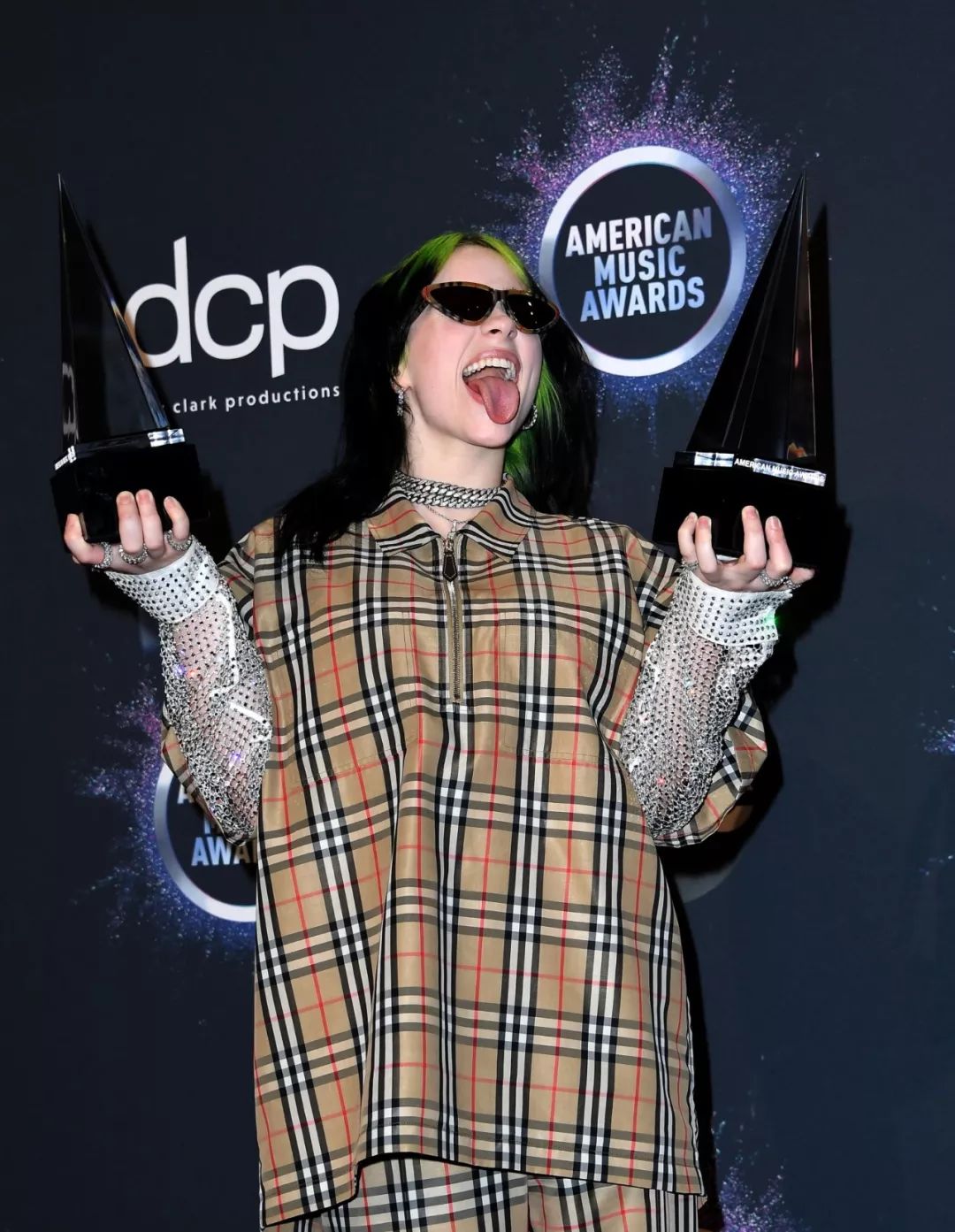 丧脸少女碧梨喜提2座ama奖杯,她的童年有点不同.