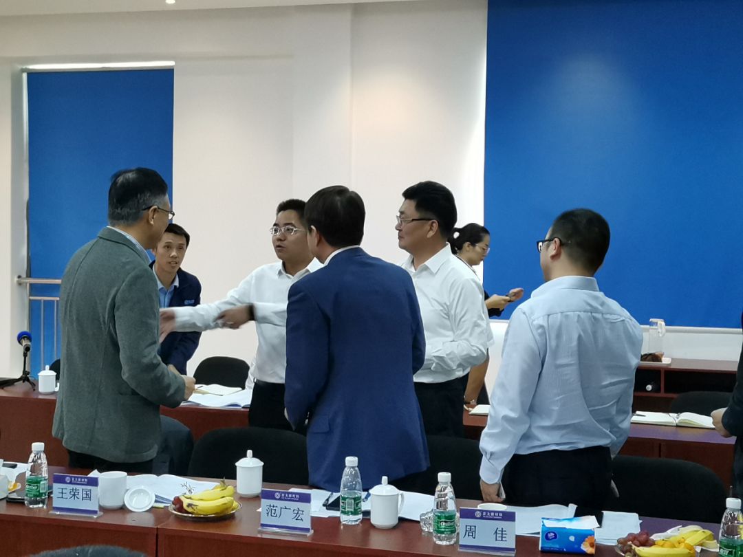 图2:四会市人民政府常务副市长张浩龙接见参编单位代表图3:四会市人民