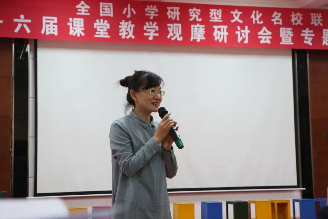 大连实验小学的郑楠老师和安丹丹老师就同一个主题《红绿灯亮起来》