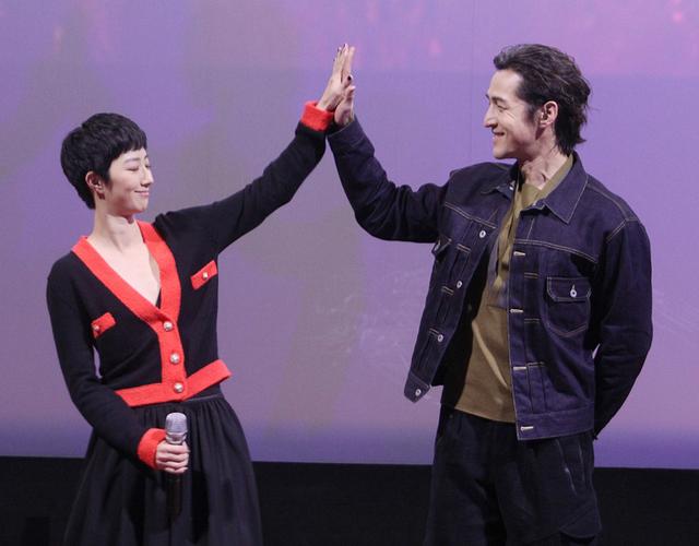 胡歌桂纶镁为拍戏真拼,桂纶镁颈纹显老10岁,胡歌穿西装太消瘦