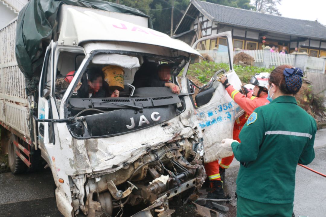 警情立即出動一車七名消防員遵義消防支隊綏陽大隊接到報警後當天早上