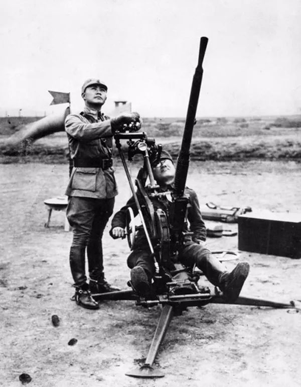 1932年,上海一二八事变中指挥19路军与日军作战的蔡廷锴将军.