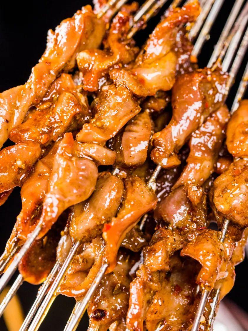 口感爽脆有嚼劲的『补身鸡肾小串』,一口撸下一大串,再来一口啤酒