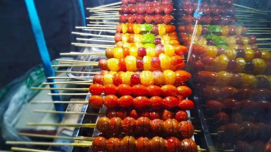 一根根烫嘴的烤肠一颗颗酸酸甜甜的冰糖葫芦或是辣辣的,或是甜甜的路