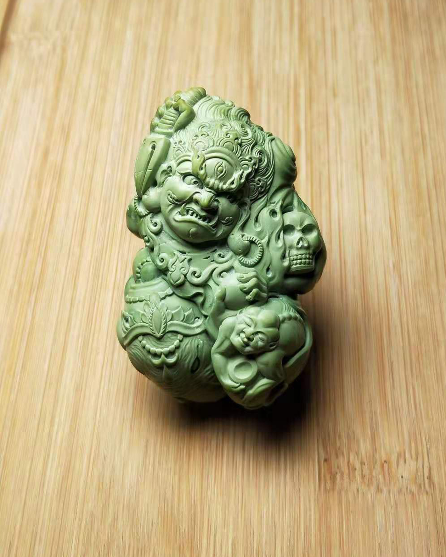 大鹏老师雕琢的绿度母头戴宝冠身佩璎珞珠宝着天衣下身为重裙华贵