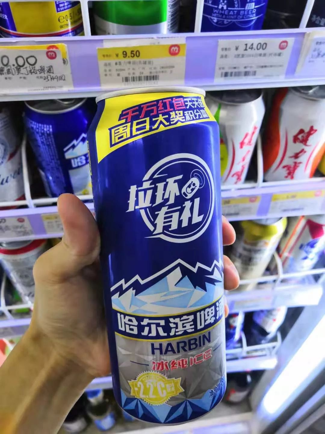 而哈尔滨啤酒作为中国最早的啤酒制造商,陪伴了一代人的岁月轻狂,为了