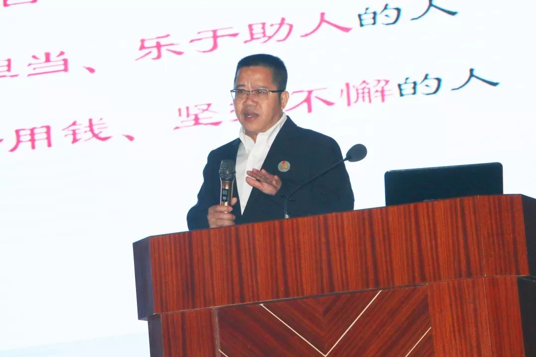 会议由年级主任陈仉友主持,容晓文校长,李柏荣副书记,高一级全体老师