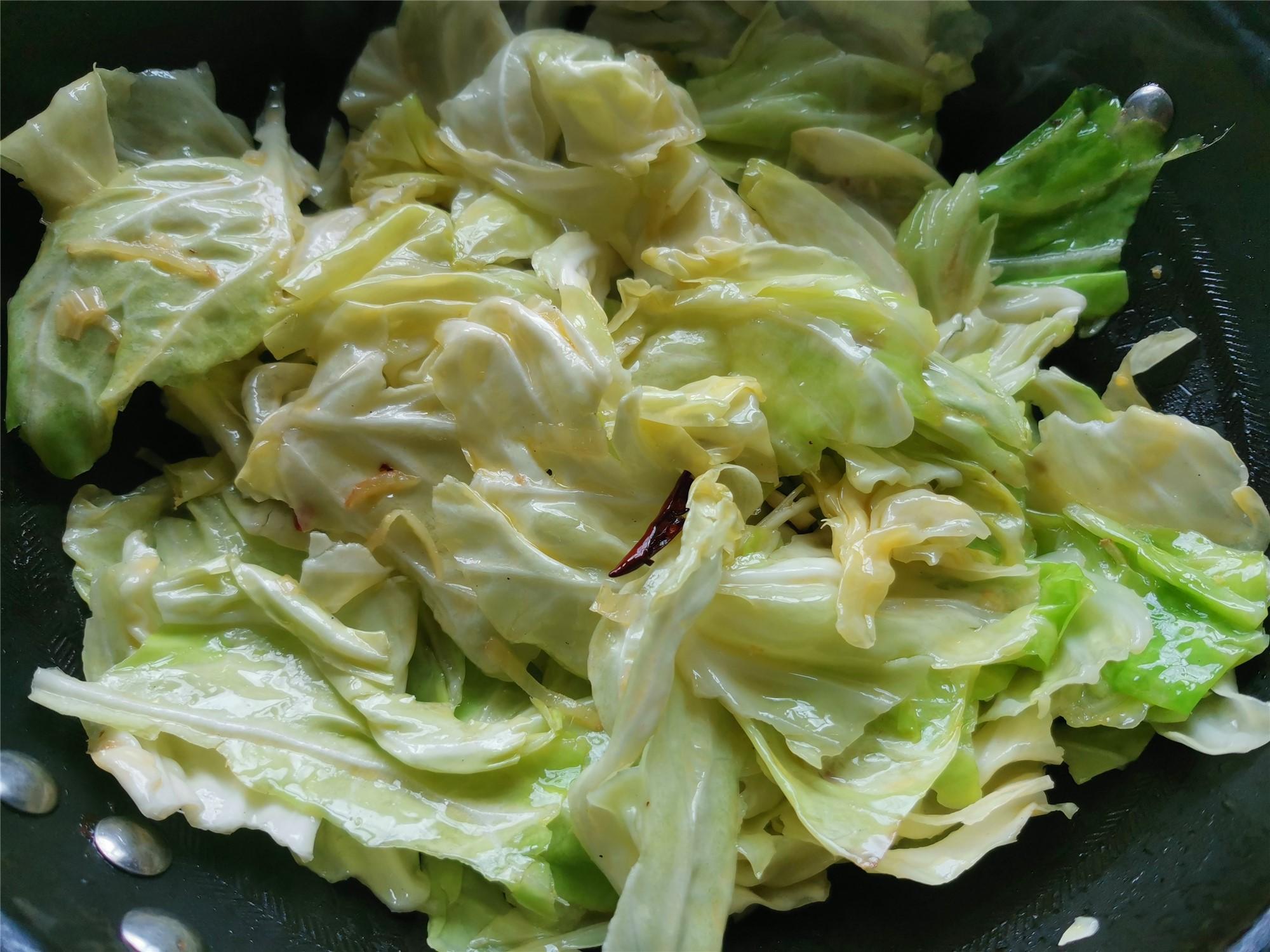 原创在家炒包菜的小技巧,炒的包菜脆嫩下饭,放调料的先后次序很重要