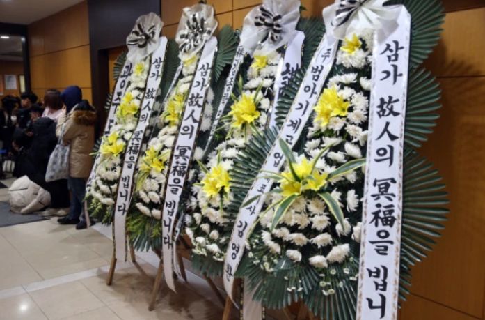 具荷拉确认系自杀生前已在家布置好圣诞树如今要去找雪莉过节了