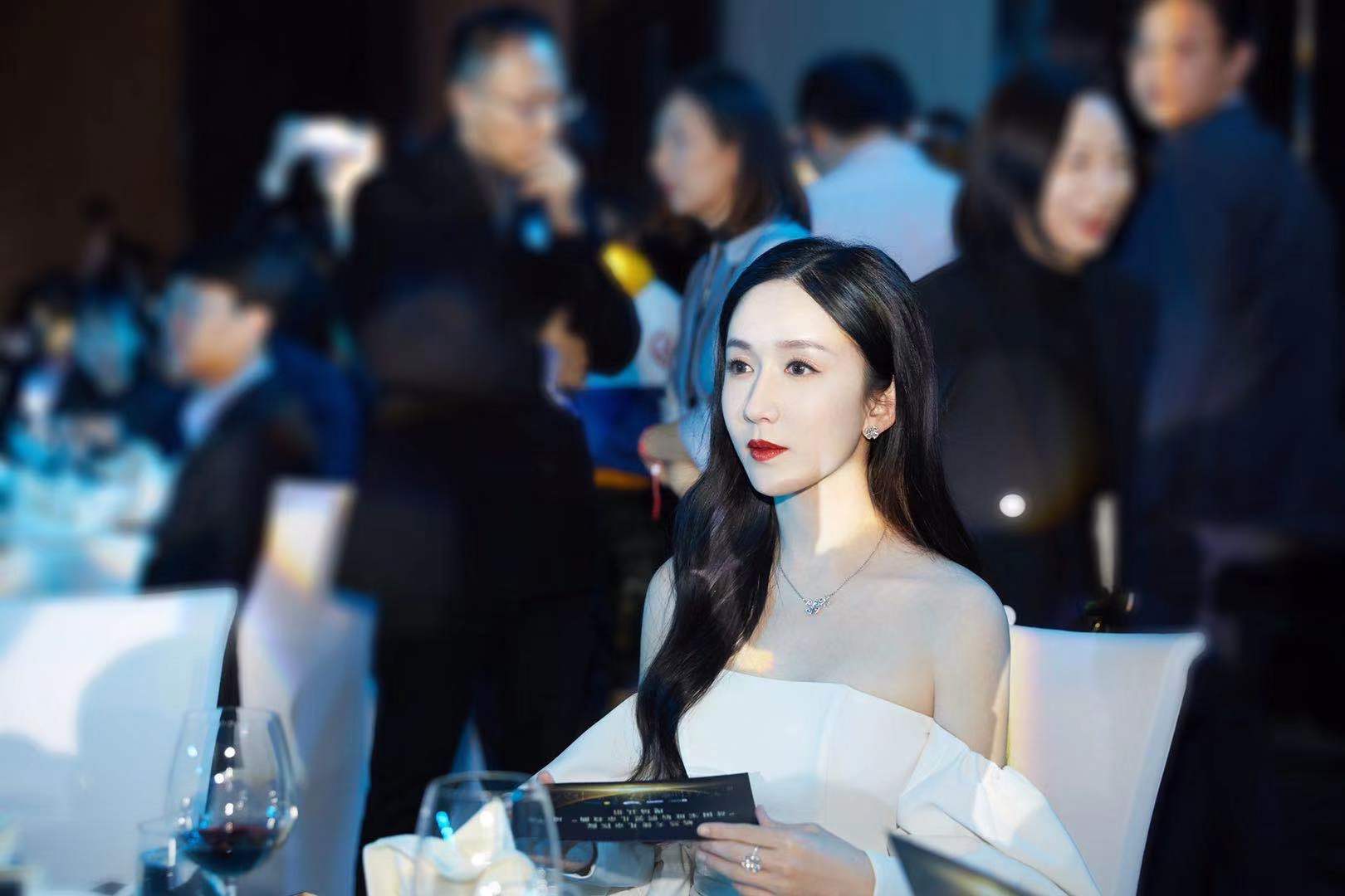 娄艺潇出席公益盛典 白裙礼服优雅大气