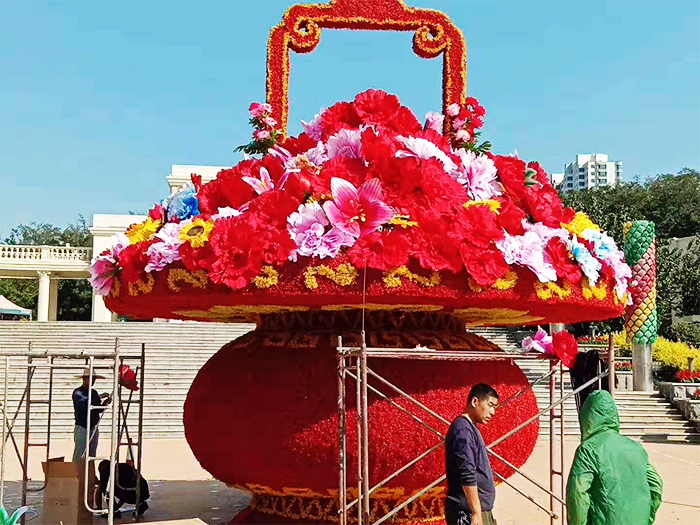 龙君制作的"大花篮"仿真绿雕造型成为广场上一道亮丽的风景线