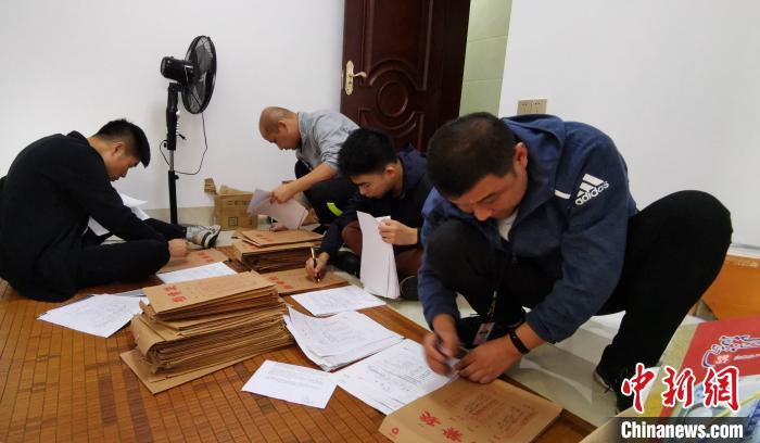 图为柳州警方搜查涉案公司. 刘晓颖 摄