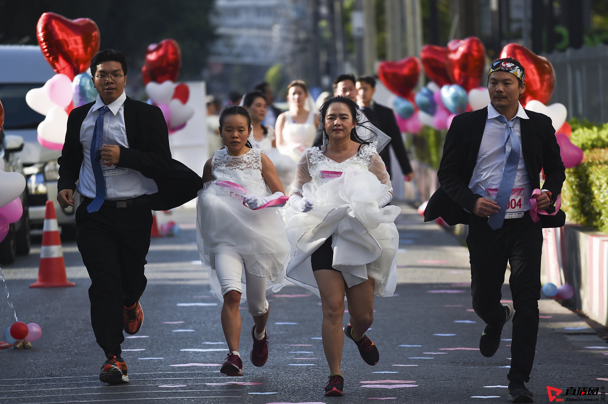 泰国曼谷举行"新娘跑 为赢大奖新娘穿婚纱狂奔