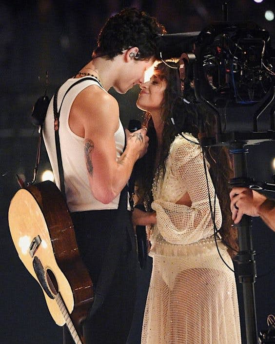 camila与shawn兜兜转转了4年,最后还是走到一起!