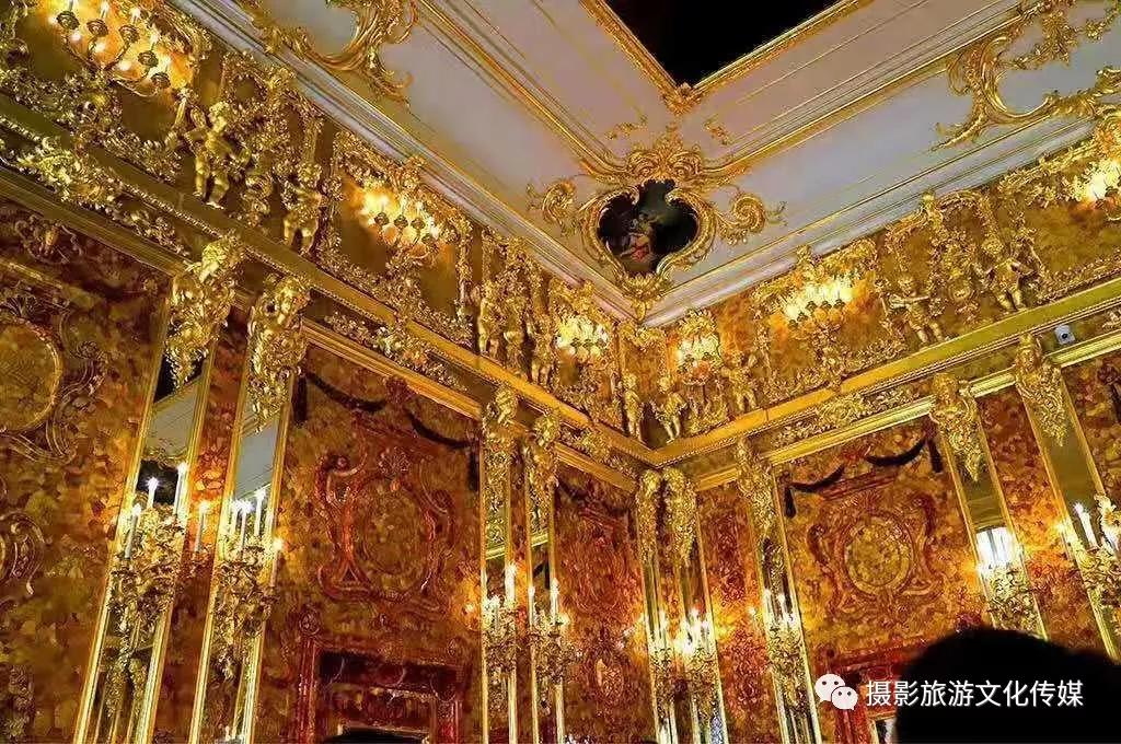 如此奢侈,可想而知为了建造此宫殿,不知花费了多少黄金珠宝!
