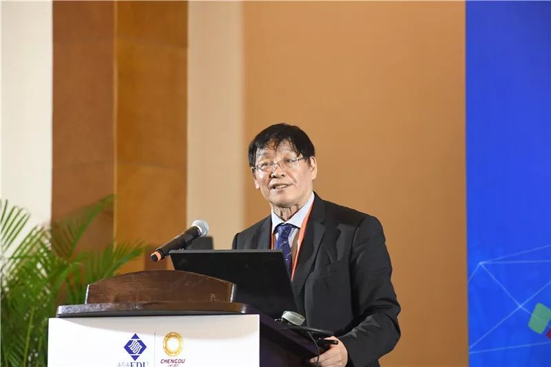 北京市二十一世纪国际学校党总支副书记,副校长杨旭做主旨演讲.