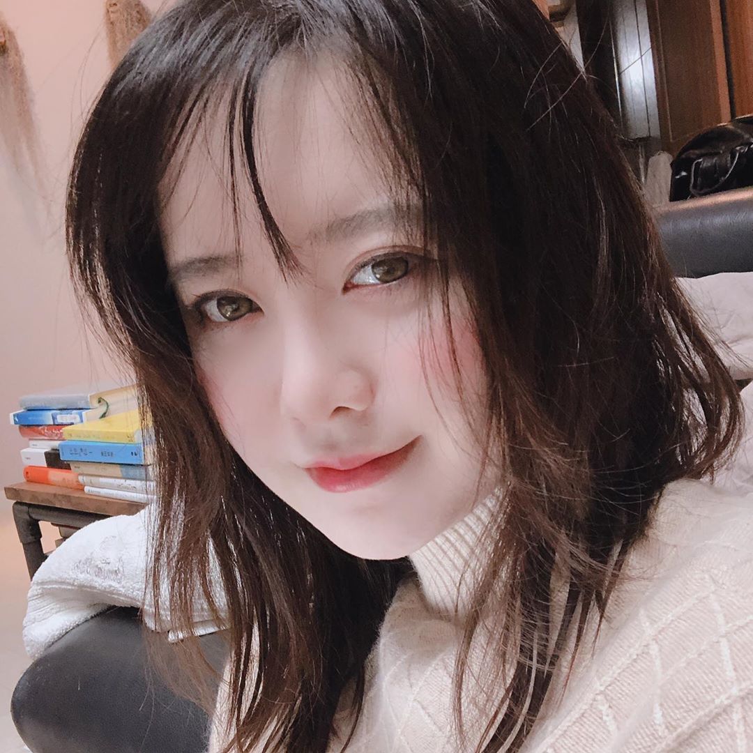 她竟然这么有料!具惠善晒自拍 穿深v裙秀丰满身材