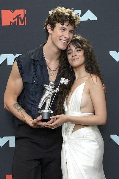 camila与shawn兜兜转转了4年,最后还是走到一起!