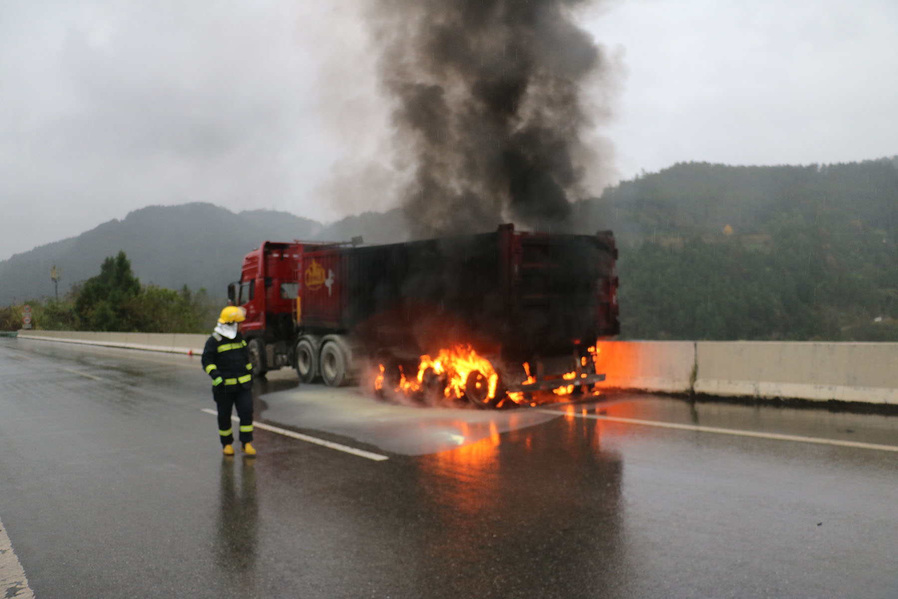 原创四川巴中一大货车高速路上行驶中起火 所幸无人员伤亡