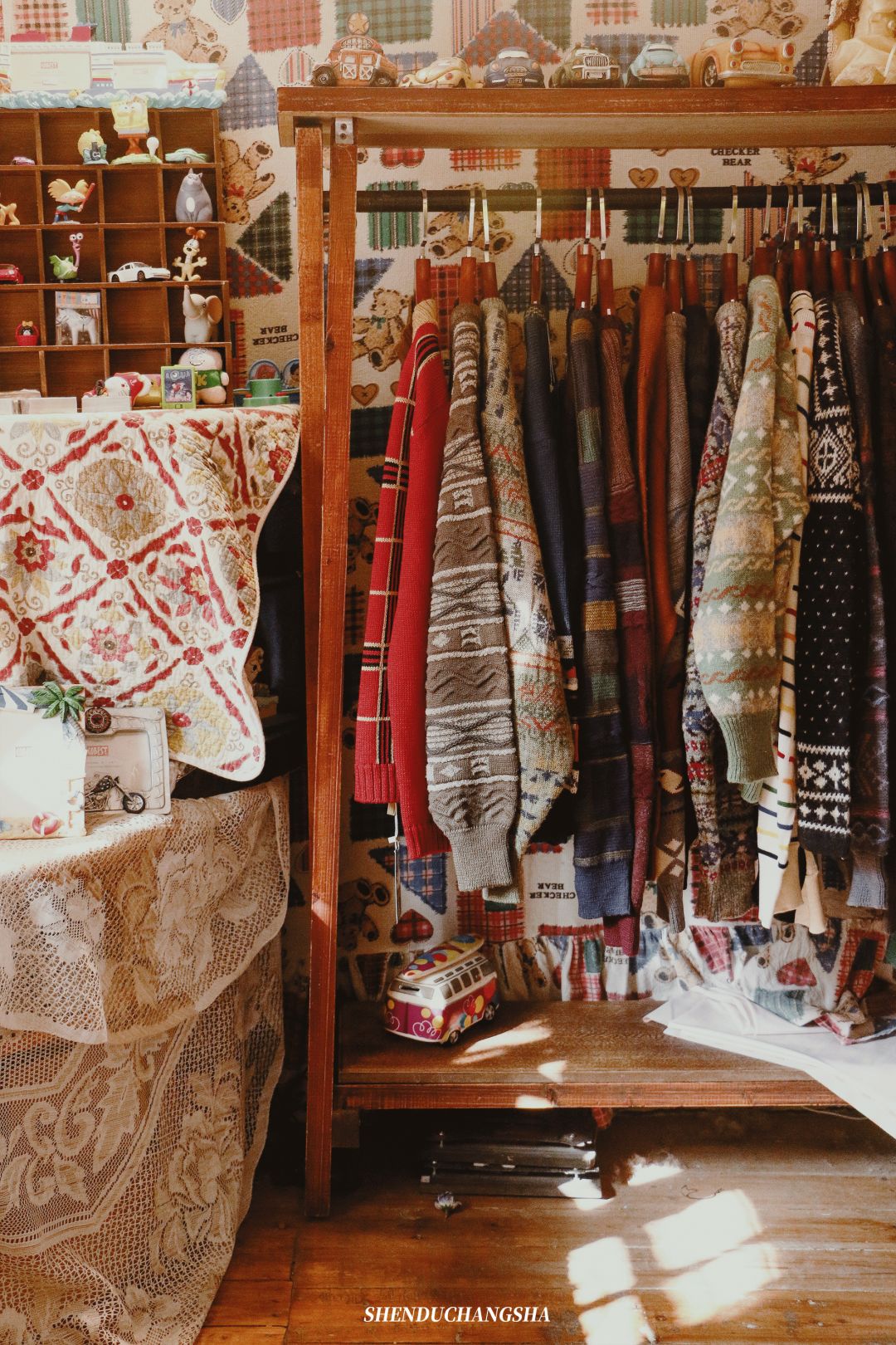 不同于常见的古着店服装风格,阿佳店里的衣服都以港风为主,还有一整排