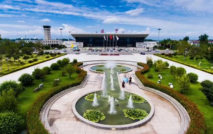 现汉中(城固)机场位于陕西省汉中市城固县柳林镇,距离汉中市区18公里