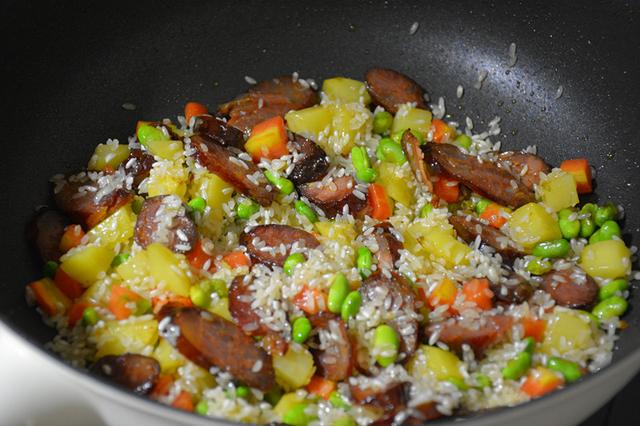 大冷天就喜欢这样做饭,饭菜一锅煮,端上桌香味扑鼻