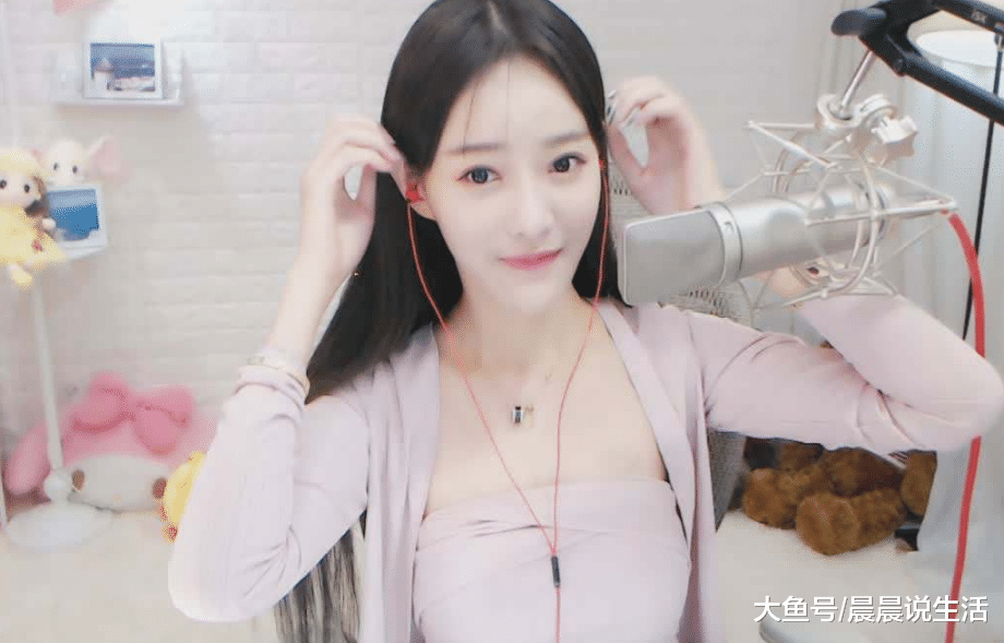 女主播又搞擦边球,直播时突然站起身,直播间瞬间黑屏