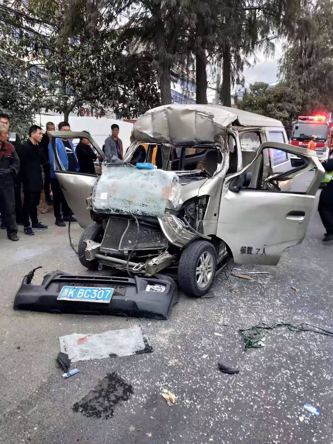 这时才完全发现这起追尾究竟有多严重,面包车车头已经报废!