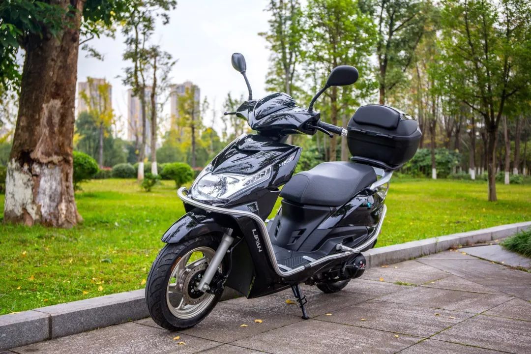 女骑士有千面骑上力帆花韵格外美