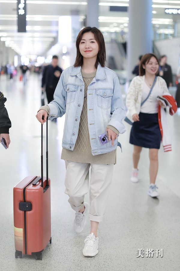 37岁万茜穿毛衣气质温柔,大胆露脚踝不怕冷,笑容灿烂似18岁少女