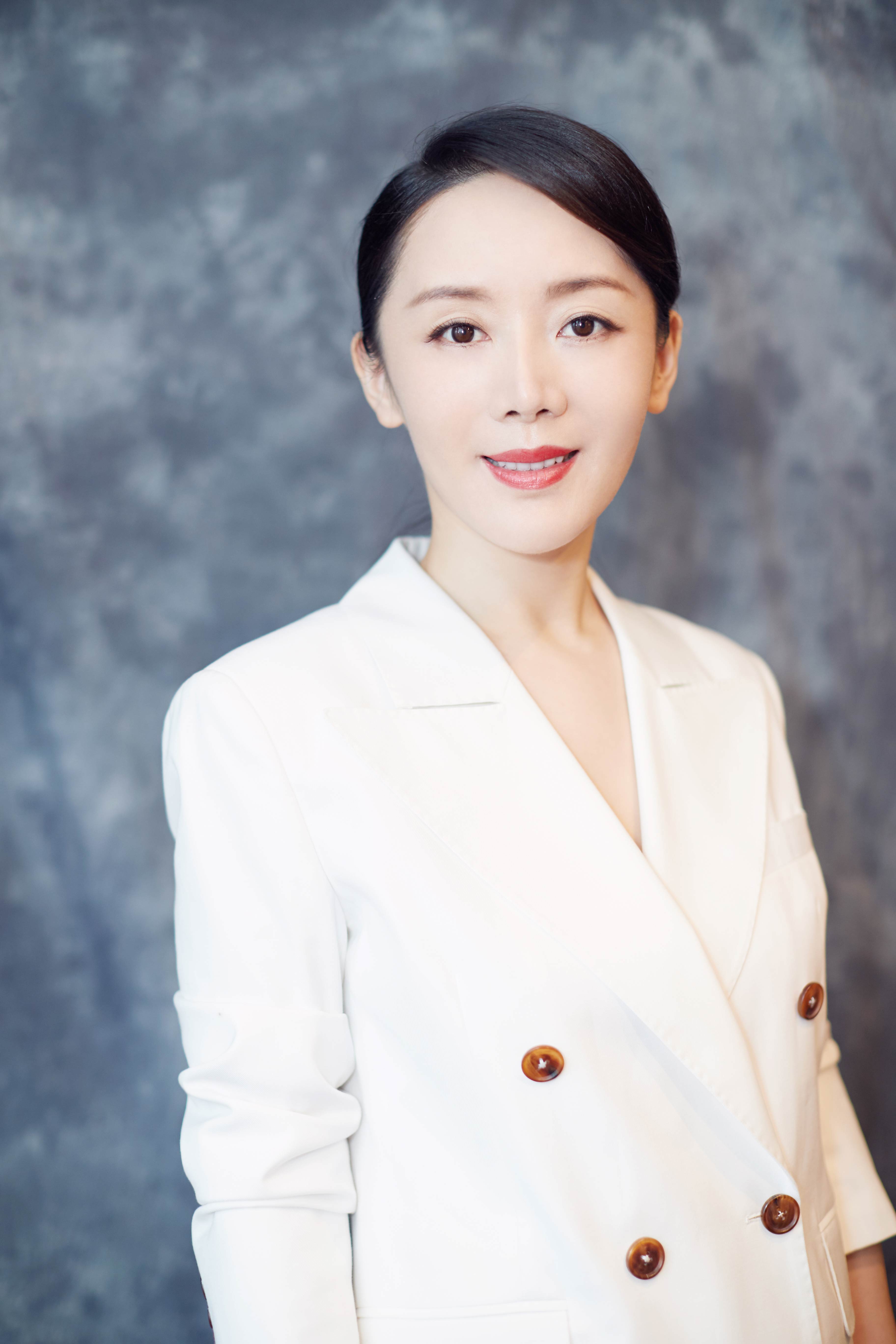 车永莉全白"西装杀"帅气slay全场 国影盛典获演技女演员