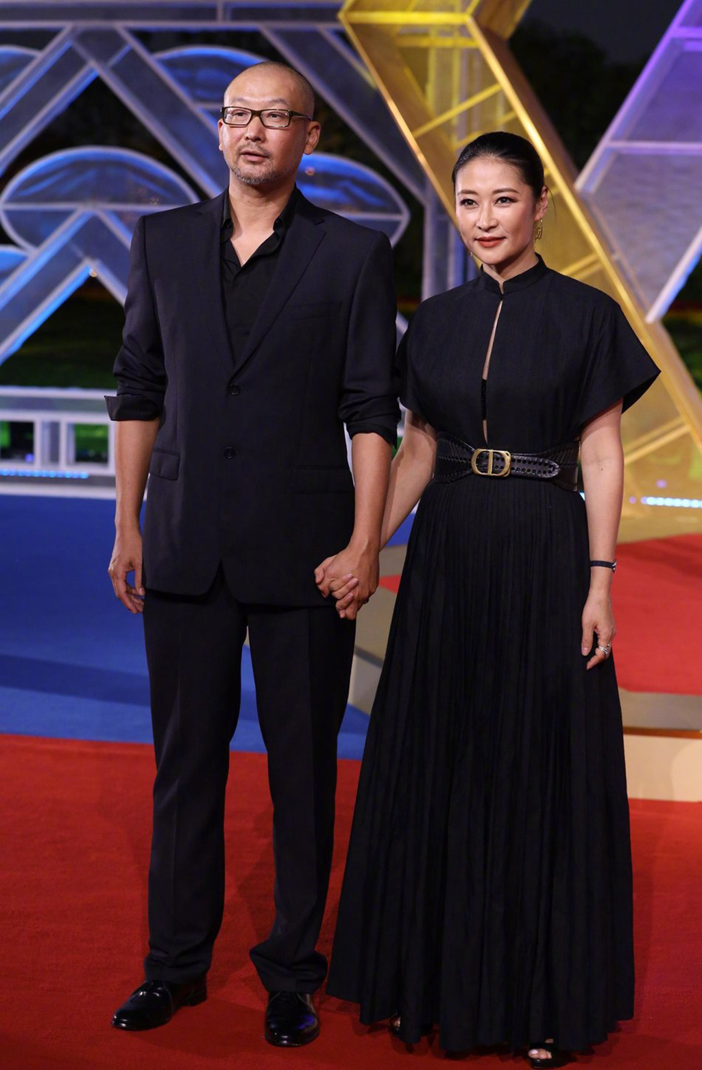 刘若英,宋茜纷纷选择黑色,女生帅气穿搭造型,黑色依然出彩!_杨芸