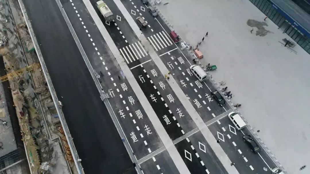 第一步停车道的功能就是我们的车辆送达旅客到达这里