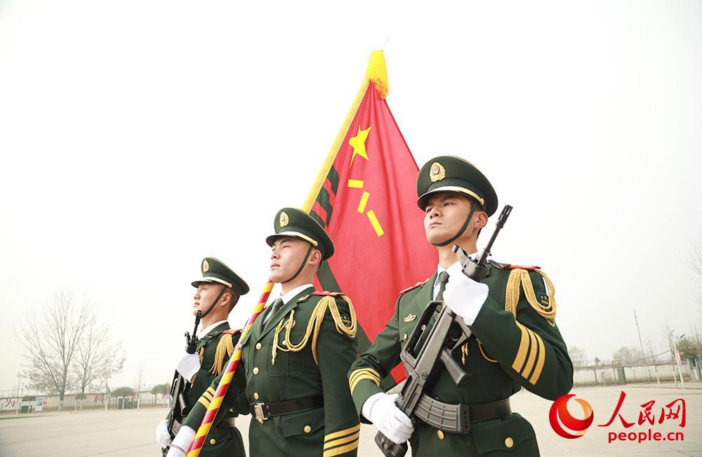 11月23日上午,伴随着威武雄壮的中国人民解放军军歌,武警北京总队新兵