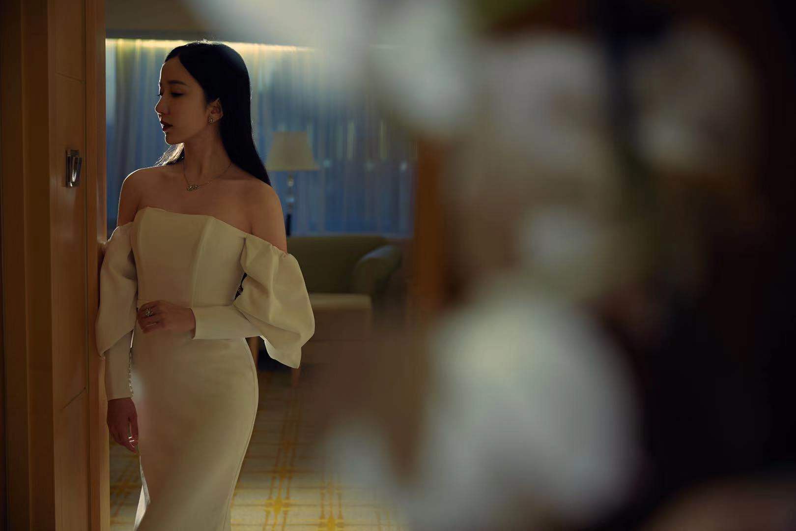 娄艺潇出席公益盛典 白裙礼服优雅大气