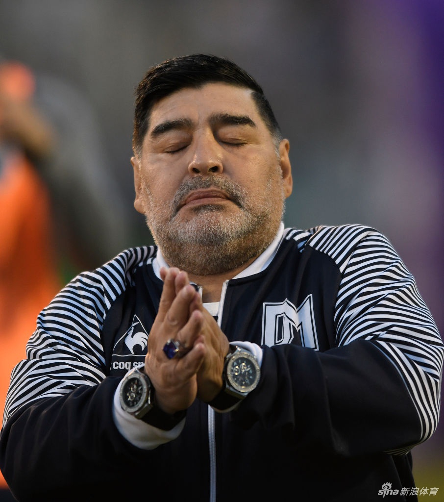 马拉多纳执教戴两个手表闪瞎记者