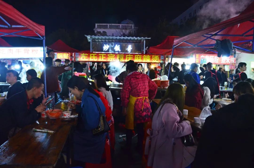 江西南昌有个"网红"夜市,生意火爆一位难求,是学生妹子的最爱