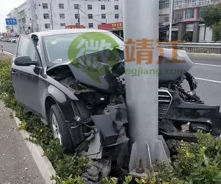 微靖江事发公新公路一辆奥迪冲上路边指示牌整个车头惨不忍睹