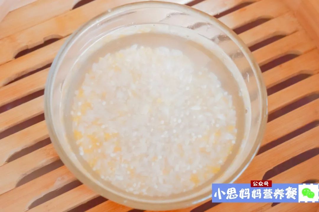 将谷物胚芽米上锅蒸20~25分钟,蒸熟.