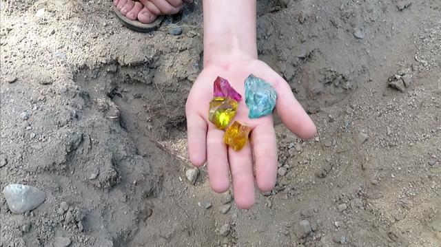 原创国外女孩天生"招财命",父女二人上山挖矿,黄金宝石挖一堆!