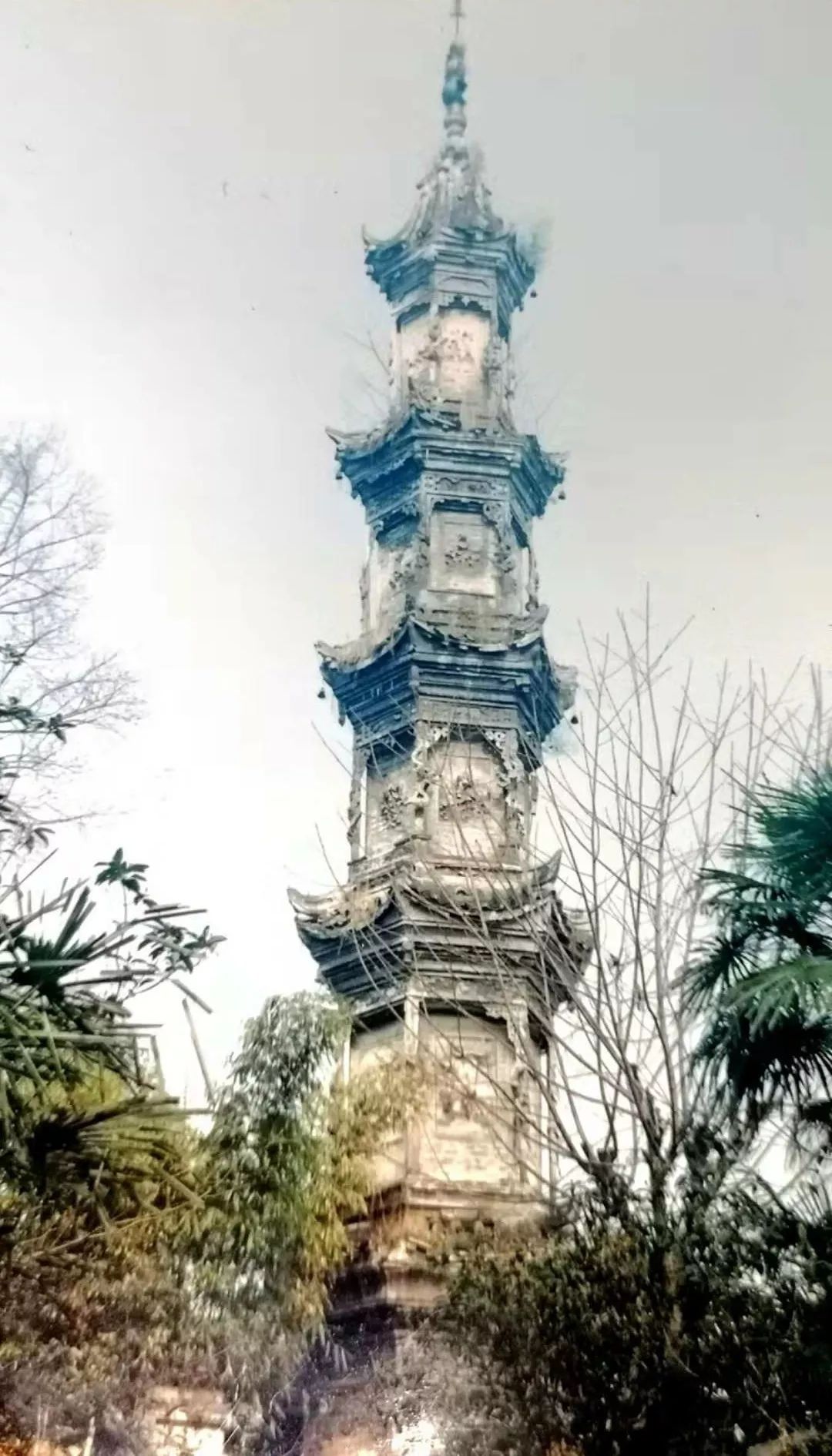 云南大理有三塔,驰名远近;崇州也有三塔:白塔,回澜塔和字库