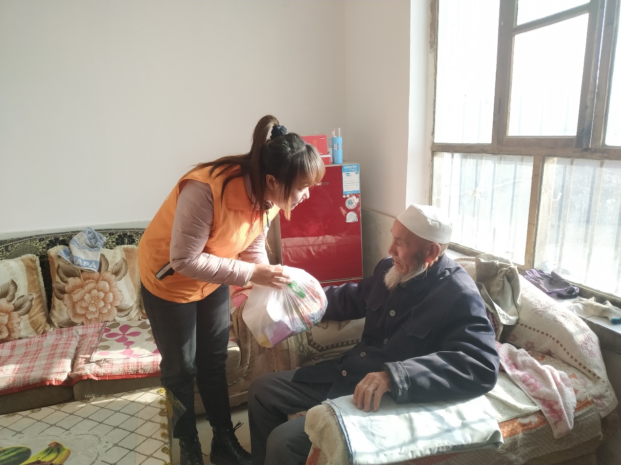 (上门慰问老人)